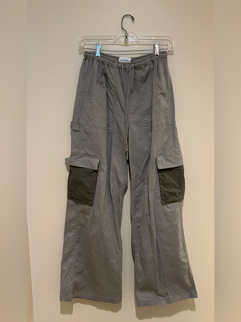 Abercrombie & Fitch Wide Leg Cargo Pants in Gray with Olive Pockets